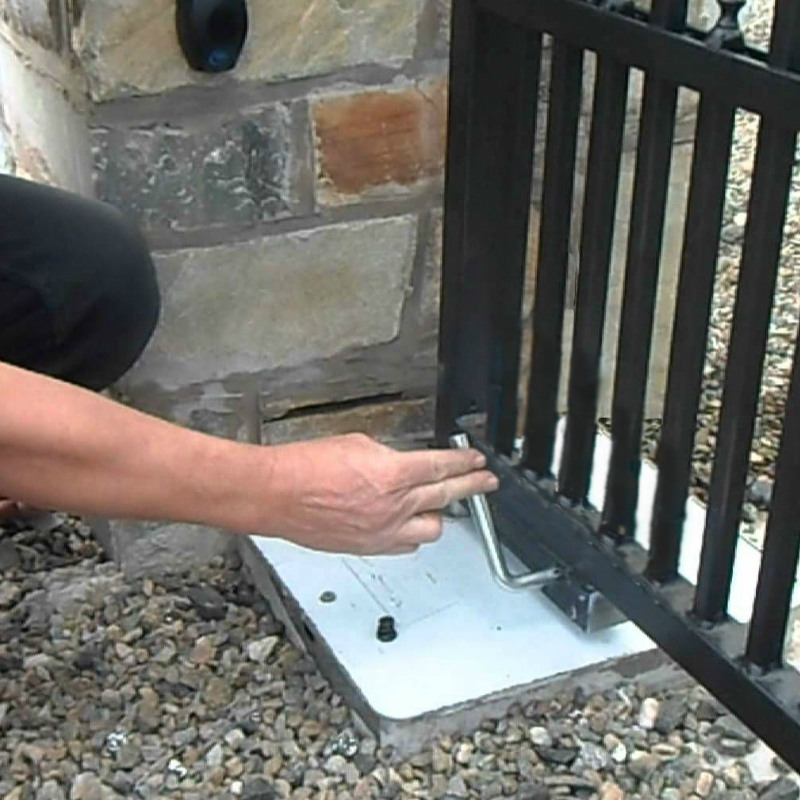 Manual release system for automatic gates